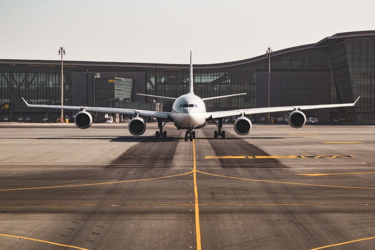 Flugzeug auf dem Rollfeld
